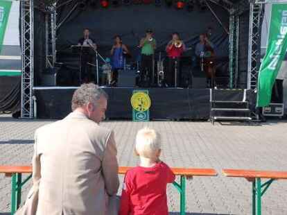 Viele Angebote - darunter auch Kranfahrten in luftige H&ouml;he - gab es beim Tag der offenen T&uuml;r, zu dem die Entsorgungsfirma Nehlsen am Sonnabend auf das Deponie-Gel&auml;nde in Wiefels eingeladen hatte.