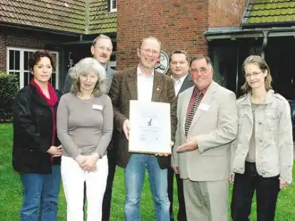 Pflegedienstleiterin Sabine Henschel-Joraschek, Qualit&auml;tsmanagementbeauftragte Heike Eichler, B&uuml;rgermeister Rolf Blumenberg, Heimleiter Hans-J&ouml;rg Niederfeld, Bezirksverband-Gesch&auml;ftsf&uuml;hrer Frank Diekhoff, Pr&uuml;fer Joachim Krohn und Anne Holthaus vom Bezirksverband (von links) freuen sich &uuml;ber die Zertifizierung.
