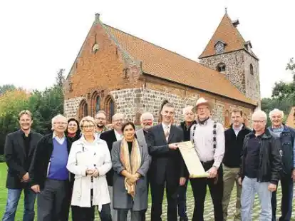 So sehen Goldmedaillengewinner aus: (von links) Hartmut L&uuml;bben, Walter Ulrich, Christiane Behrens, Marianne Mennen, Wolfgang Behrends, J&ouml;rn Franke, Helga B&uuml;rster, Dieter Wilkens, B&uuml;rgermeister Heino Pauka, Dr. Folkhard Steenken, Gunter Oltmann, Malte Hoffrogge, Peter Kratzmann und Dietrich Orth. Sie geh&ouml;ren zur Gruppe der D&ouml;tlinger, die aktiv an der Pr&auml;sentation f&uuml;r den Besuch der Bewertungskommission beteiligt waren.