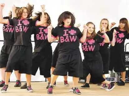 &bdquo;Mitmachen erlaubt!&ldquo; Ein buntes Bild des 23. Lohner Stadtfestes boten besonders die Tanzdarbietungen auf verschiedenen B&uuml;hnen.