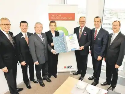 Freuten sich (von links): Dr. Eduard M&ouml;hlmann (LzO-Vorstand), Bj&ouml;rn Gribbe (Personalreferent), Johannes Reichelt (Personaldirektor), Sandra Muskat-Nickel (T&Uuml;V Hessen), Martin Grapentin (Vorstandsvorsitzender), Harald T&ouml;lle (stellvertretender Vorstandsvorsitzender) und Josef Bauer (Senior-Unternehmensberater).