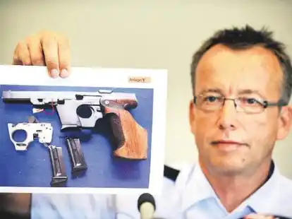 Tatwaffe: Michael Granzow von der Polizei L&ouml;rrach zeigt das Bild einer Walther Long Rifle 22 mm.