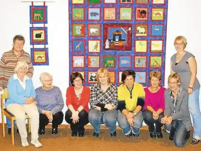 Gesellige Handarbeiterinnen (von links): Gudrun Glomb, Ruth Lohm&uuml;ller, Hildegard Adam, Andrea Koschlig, Virginia M&ouml;hlmann, Doris B&ouml;ttcher, Barbara Becker, Heike Backenk&ouml;hler und Friederike Backenk&ouml;hler