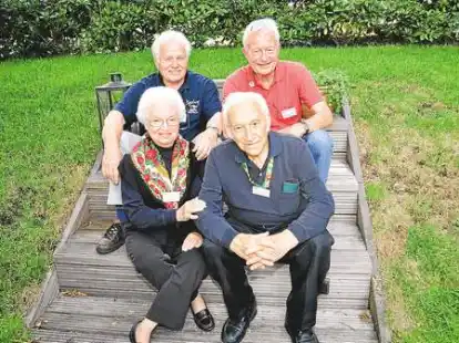 Freudiges Wiedersehen: Horst Neumann, Hans-Hermann Best (hinten von links), Eva und Herb Hain.