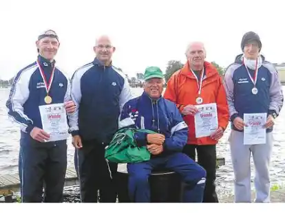 Die Edewechter Triathleten an der Nordsee (v.l.): Nico Henze (LM AK 30), Axel Kneifel, Betreuer Folkert Waldeck, Reinhold B&ouml;ckmann (LM AK 55), Andre&acute;Grasso (LM AK 20).