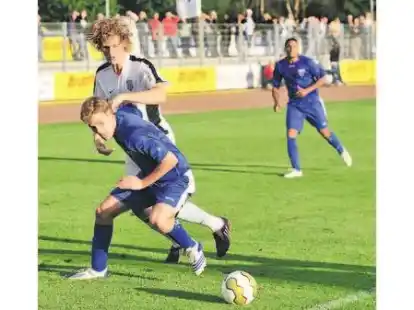 Ausgebremst: BVC-Torj&auml;ger Rogier Krohne (wei&szlig;es Trikot) kam beim 1:2 gegen Emden nicht zum Zug.