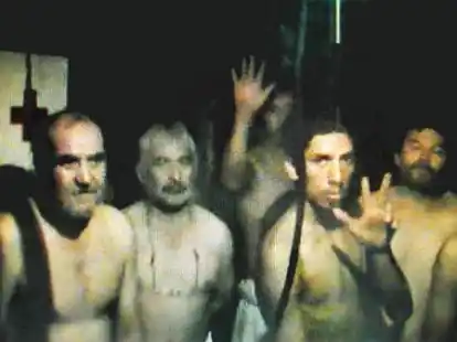 Gr&uuml;&szlig;e an Verwandte und Freunde: Alle 33 Bergleute (hier eine Video-Sequenz) erhielten die M&ouml;glichkeit, mit ihren Lieben per Telefon Kontakt aufzunehmen.