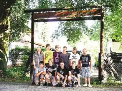 Eine Jugendgruppe w&auml;hrend der Sommerangelfahrt in der N&auml;he von Braunschweig (vordere Reihe von links): Jannik Eilers, Ren&eacute; Stuhrmann, Bjarne Frerichs, Arne Frerichs. Hintere Reihe von links: 1. Jugendwart J&ouml;rg Lange, Tilo Hollens, Jannes Schwegmann, Marco Speckels, Alexander Schnittger, 2. Jugendwart Helge Herrmann.