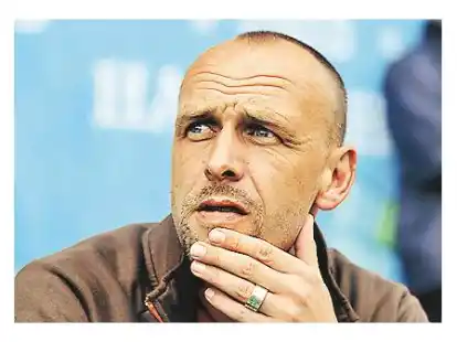 Sorgenvoll: St. Pauli-Trainer Holger Stanislawski