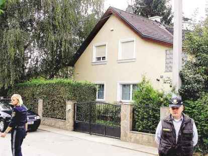 &Ouml;sterreichische Polizeibeamte stehen vor dem Haus von Wolfgang Priklopil in Strasshof bei Wien: Hier wurde Natascha Kampusch &uuml;ber Jahre gefangen gehalten.