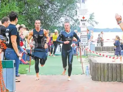 Tempo, Tempo nach dem Schwimmen. Rechts Dr. Udo Schumann. Der Zwischenahner belegte als bester Ammerl&auml;nder Athlet &uuml;ber die Olympische Distanz in der Gesamtwertung mit einer Zeit von 2 Stunden und 24,36 Minuten Platz 29.
