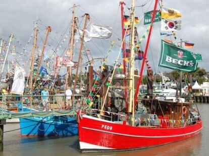 H&ouml;hepunkte der Kutterregatta in Fedderwardersiel waren die G&auml;stefahrten sowie der Besuch des Seenotrettungskreuzers 