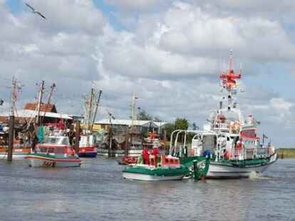 H&ouml;hepunkte der Kutterregatta in Fedderwardersiel waren die G&auml;stefahrten sowie der Besuch des Seenotrettungskreuzers 