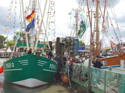 H&ouml;hepunkte der Kutterregatta in Fedderwardersiel waren die G&auml;stefahrten sowie der Besuch des Seenotrettungskreuzers 
