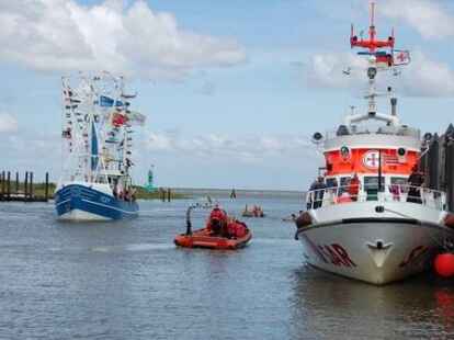 H&ouml;hepunkte der Kutterregatta in Fedderwardersiel waren die G&auml;stefahrten sowie der Besuch des Seenotrettungskreuzers 