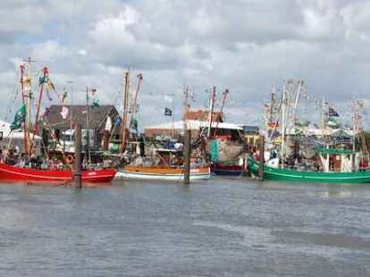 H&ouml;hepunkte der Kutterregatta in Fedderwardersiel waren die G&auml;stefahrten sowie der Besuch des Seenotrettungskreuzers 