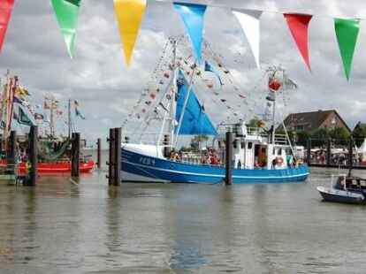 H&ouml;hepunkte der Kutterregatta in Fedderwardersiel waren die G&auml;stefahrten sowie der Besuch des Seenotrettungskreuzers 