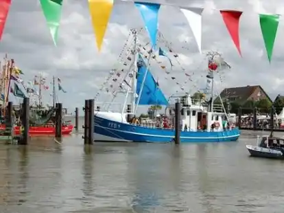 H&ouml;hepunkte der Kutterregatta in Fedderwardersiel waren die G&auml;stefahrten sowie der Besuch des Seenotrettungskreuzers 