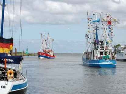 H&ouml;hepunkte der Kutterregatta in Fedderwardersiel waren die G&auml;stefahrten sowie der Besuch des Seenotrettungskreuzers 
