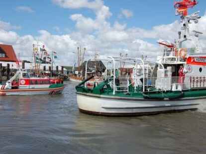 H&ouml;hepunkte der Kutterregatta in Fedderwardersiel waren die G&auml;stefahrten sowie der Besuch des Seenotrettungskreuzers 