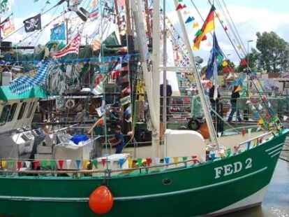 H&ouml;hepunkte der Kutterregatta in Fedderwardersiel waren die G&auml;stefahrten sowie der Besuch des Seenotrettungskreuzers 