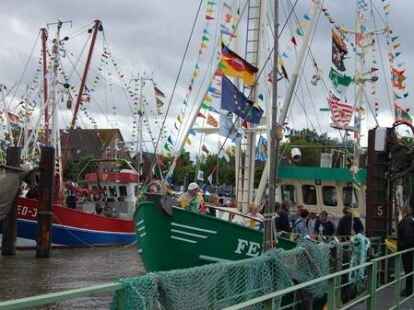 H&ouml;hepunkte der Kutterregatta in Fedderwardersiel waren die G&auml;stefahrten sowie der Besuch des Seenotrettungskreuzers 