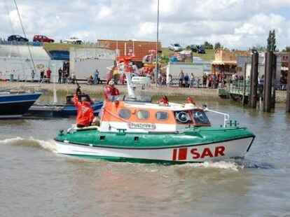 H&ouml;hepunkte der Kutterregatta in Fedderwardersiel waren die G&auml;stefahrten sowie der Besuch des Seenotrettungskreuzers 