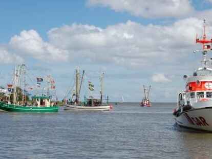 H&ouml;hepunkte der Kutterregatta in Fedderwardersiel waren die G&auml;stefahrten sowie der Besuch des Seenotrettungskreuzers 