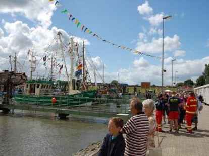 H&ouml;hepunkte der Kutterregatta in Fedderwardersiel waren die G&auml;stefahrten sowie der Besuch des Seenotrettungskreuzers 