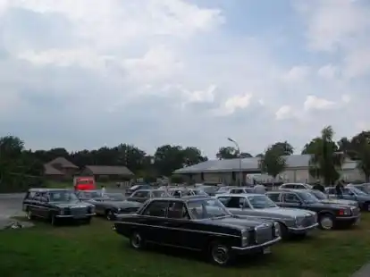 Zahlreiche Liebhaber von Mercedes Old- und Youngtimern haben sich am Sonnabend auf dem Gel&auml;nde des Molberger Kraftfahrzeugmechaniker-Meisters Helmut Holtmann und dessen Ehefrau Inge getroffen. Die Besitzer von rund 40 Fahrzeugen der Baujahre 1959 bis 1995 waren der Einladung zum 