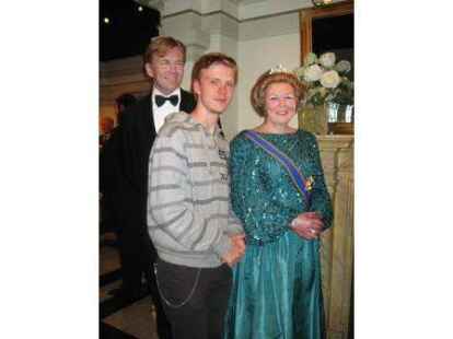 Der Rasteder N@chbar Justin Hibbeler wurde auf seiner Reise nach Amsterdam von der niederl&auml;ndischen K&ouml;nigin Beatrix empfangen - eine Ehre, die nicht vielen ausl&auml;ndischen G&auml;sten zuteil wird. Warum ausgerechnet der 18-J&auml;hrige der Monarchin so nahe kam? Ein kleiner Tipp: Mit vor die Haust&uuml;r h&auml;tte er sie bei den hochsommerlichen Temperaturen lieber nicht nehmen sollen...