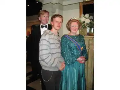 Der Rasteder N@chbar Justin Hibbeler wurde auf seiner Reise nach Amsterdam von der niederl&auml;ndischen K&ouml;nigin Beatrix empfangen - eine Ehre, die nicht vielen ausl&auml;ndischen G&auml;sten zuteil wird. Warum ausgerechnet der 18-J&auml;hrige der Monarchin so nahe kam? Ein kleiner Tipp: Mit vor die Haust&uuml;r h&auml;tte er sie bei den hochsommerlichen Temperaturen lieber nicht nehmen sollen...