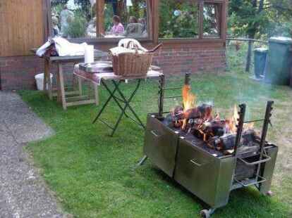 Die Voraussetzungen f&uuml;r eine gelungene Feier waren gegeben: Der Grill lief auch Hochtouren...