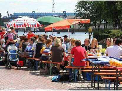 Voll besetzte B&auml;nke standen an der Oldenburger Hafenpromenade, nachdem die Oldenburger B&uuml;rgerstiftung zum B&uuml;rgerbrunch aufgerufen hatte.