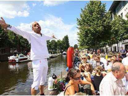 Beim Essen und Kl&ouml;nen wurden die Anwesenden von verschiedenen K&uuml;nstlern unterhalten.