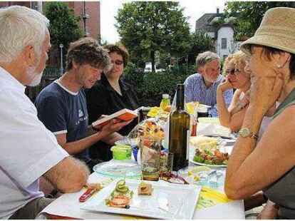 Mal ehrlich, das ist doch Joachim L&ouml;w, der seinen Tischbachbarn hier aus dem Fu&szlig;balllehrbuch vorliest, oder? Mehr Bilder vom B&uuml;rgerbrunch finden Sie auf .