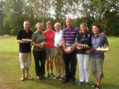 Hier zeigen alle Siegerinnen und Sieger des Cup der Greenkeeper 2010 ihre Preise. Mehr Sieger-Bilder von Golfwettk&auml;mpfen in Wildeshausen finden Sie auf.