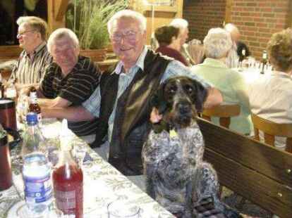 Da freuten sich nicht nur Herrchen und Frauchen... Mehr Bilder von der Feier gibt es auf .