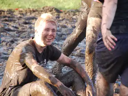 Matschig, dreckig, aber gl&uuml;cklich: Beim Matschfu&szlig;ball in Westerloy blieb kein Spieler trocken.
