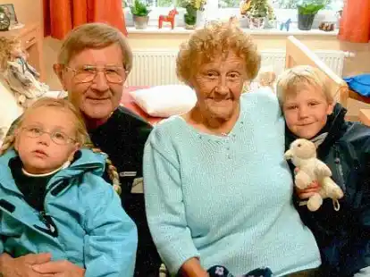 Seit 65 Jahren verheiratet: Maria und Georg Krapfl aus Schortens mit den Urenkeln Nuria und Lars