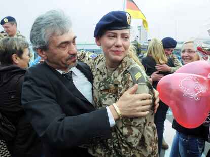 Mit Tr&auml;nen in den Augen wird die deutsche Soldatin Wera Kislinskaa  an Bord der Fregatte &bdquo;Bremen&ldquo; von ihrem Vater Alexander Kislinskaa begr&uuml;&szlig;t.