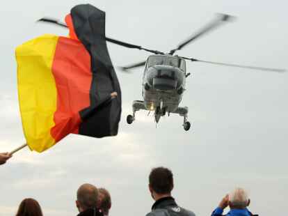 Einer der beiden Bordhubschrauber vom Typ Sea Lynx der Fregatte &bdquo;Bremen&ldquo;  wird von Angeh&ouml;rigen auf dem Marinest&uuml;tzpunkt Wilhelmshaven begr&uuml;&szlig;t.