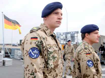 In Kampfanz&uuml;gen stehen Soldaten der Spezialeinheit &bdquo;EU NAVFOR Somalia&ldquo; am Sonnabend auf dem Flugdeck der Fregatte &bdquo;Bremen&ldquo;.