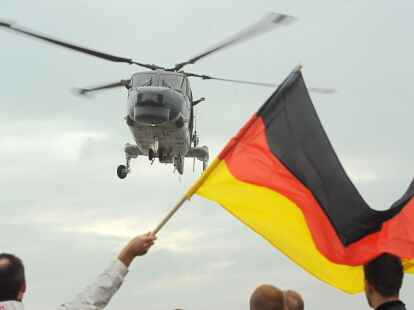 Einer der beiden Bordhubschrauber vom Typ Sea Lynx der Fregatte &bdquo;Bremen&ldquo; wird von Angeh&ouml;rigen auf dem Marinest&uuml;tzpunkt Wilhelmshaven begr&uuml;&szlig;t.