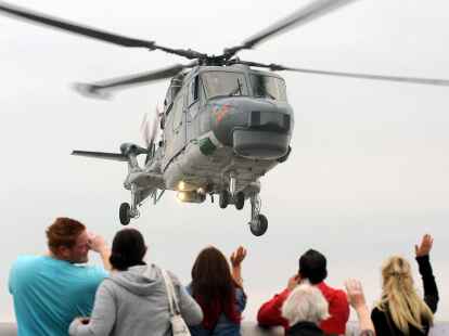 Einer der beiden Bordhubschrauber vom Typ Sea Lynx der Fregatte &bdquo;Bremen&ldquo; wird  von Angeh&ouml;rigen auf dem Marinest&uuml;tzpunkt Wilhelmshaven begr&uuml;&szlig;t.
