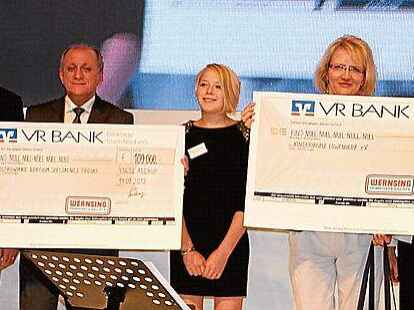 Schecks &uuml;ber je 100000 Euro &uuml;bergaben Bernard Suding (links), Pauline (Mitte) und Marion Wernsing (rechts) an Pawel Rayski (Ostrow) und Fanny Lanfermann (Kinderhospiz Syke).