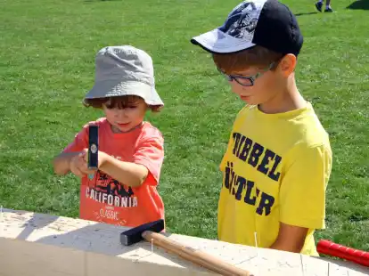 Spa&szlig;, Sonnenschein und Fu&szlig;ball &ndash;  das diesj&auml;hrige Sommerfest des T&uuml;rkischen SV war ein voller Erfolg. Zus&auml;tzlich zum M&auml;dchenfu&szlig;ball-Turnier gab es auch allerlei spannende Aktionen f&uuml;r die Kleinen und Kleinsten, wie hier von N@chbar Rainer Stolle festgehalten.