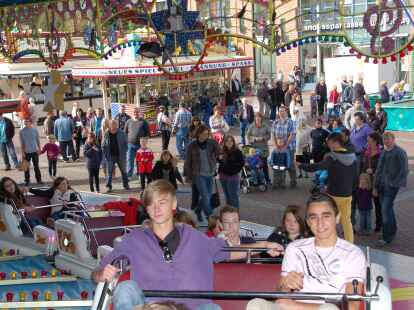 Hochbetrieb herrschte am Sonntag, 23. September 2012, beim Herbstmarkt mit verkaufsoffenem Sonntag in Wildeshausen. Bei Schuhen und Brillen lie&szlig; sich so manches Schn&auml;ppchen machen. Jugendliche zog es auf den Rummel