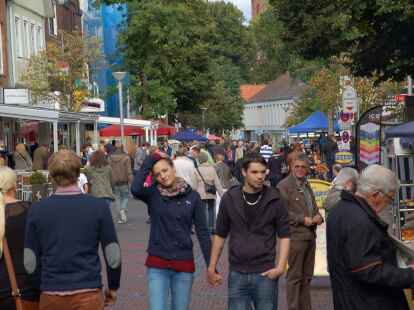 Hochbetrieb herrschte am Sonntag, 23. September 2012, beim Herbstmarkt mit verkaufsoffenem Sonntag in Wildeshausen. Bei Schuhen und Brillen lie&szlig; sich so manches Schn&auml;ppchen machen. Jugendliche zog es auf den Rummel