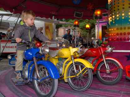 Hochbetrieb herrschte am Sonntag, 23. September 2012, beim Herbstmarkt mit verkaufsoffenem Sonntag in Wildeshausen. Bei Schuhen und Brillen lie&szlig; sich so manches Schn&auml;ppchen machen. Jugendliche zog es auf den Rummel
